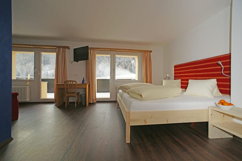 Deluxe Double Room, Accessible (H4RS) | In-room safe, WiFi, wheelchair access