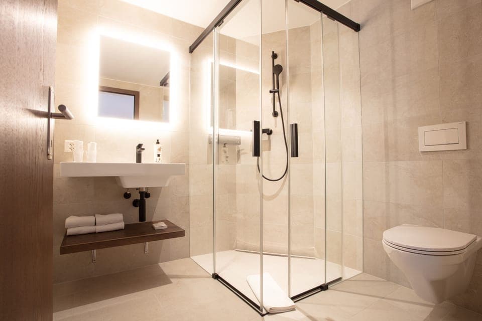 Deluxe Room, Balcony | Bathroom | Free toiletries, hair dryer, towels, soap