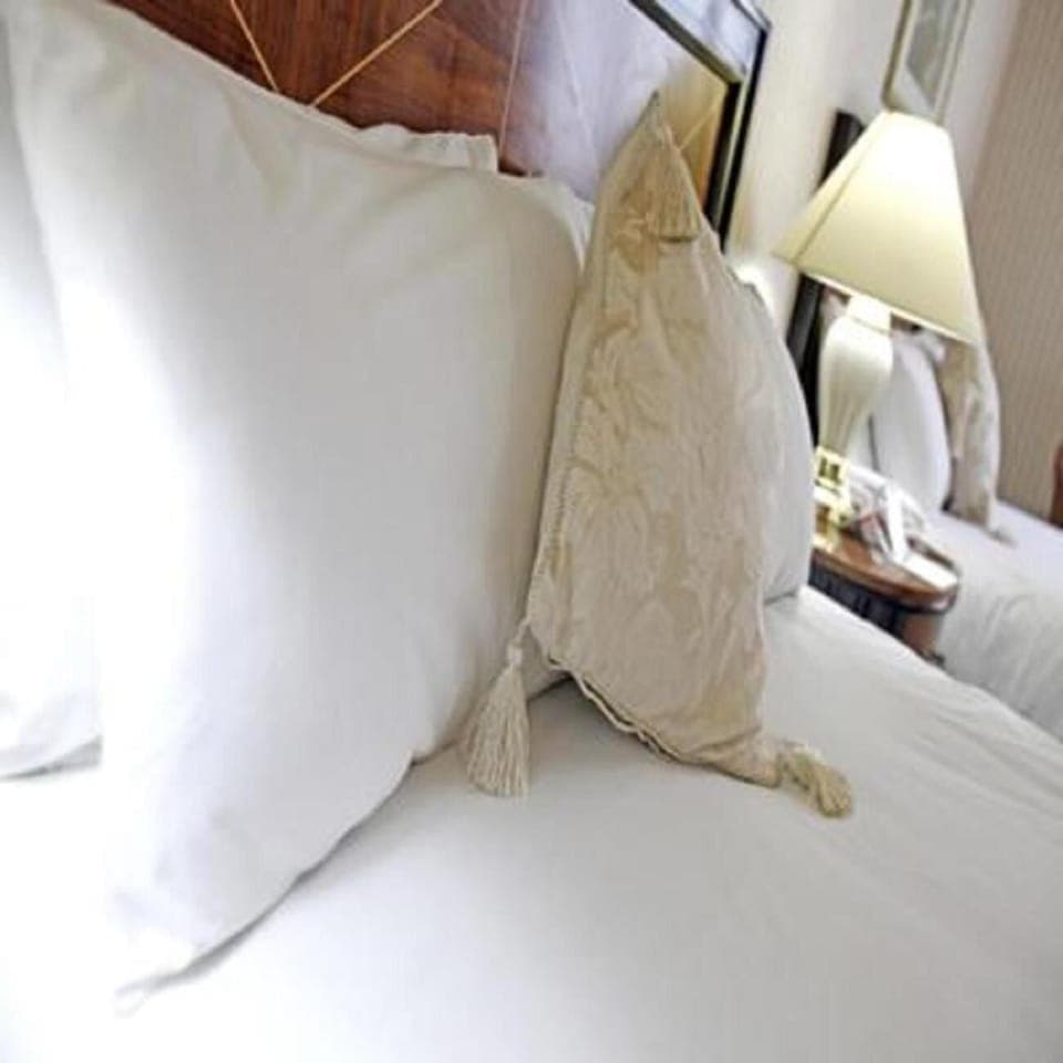 Hypo-allergenic bedding, desk, free WiFi, bed sheets