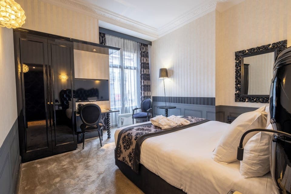 Exclusive Room, 1 King Bed, Non Smoking | Premium bedding, pillowtop beds, minibar, in-room safe