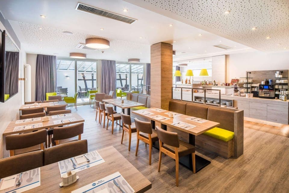 Daily buffet breakfast (EUR 7.5 per person)