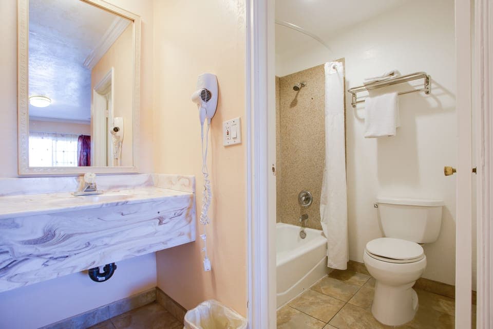 Standard Room, 1 King Bed | Bathroom | Combined shower/tub, free toiletries, hair dryer, towels