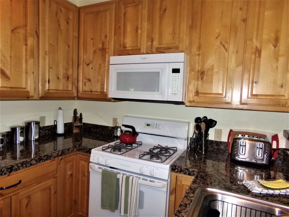 Townhome, Multiple Beds, Mountain View (Anemone Townhome 3 bed 3 bath HTAT) | Private kitchen | Full-size fridge, microwave, oven, stovetop