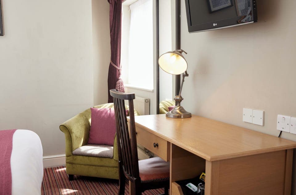 Double Room | Desk, free WiFi, bed sheets