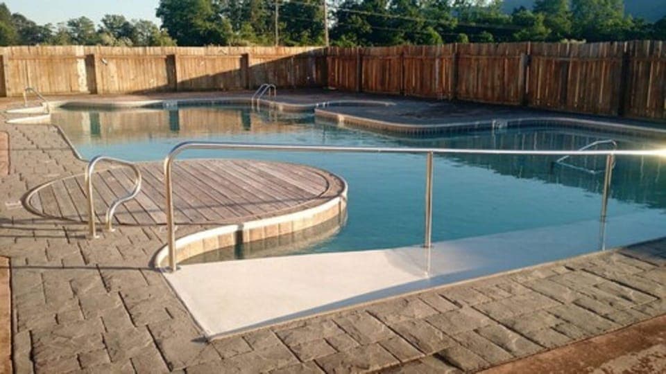 Seasonal outdoor pool, open 7:00 AM to 9:00 PM, free cabanas