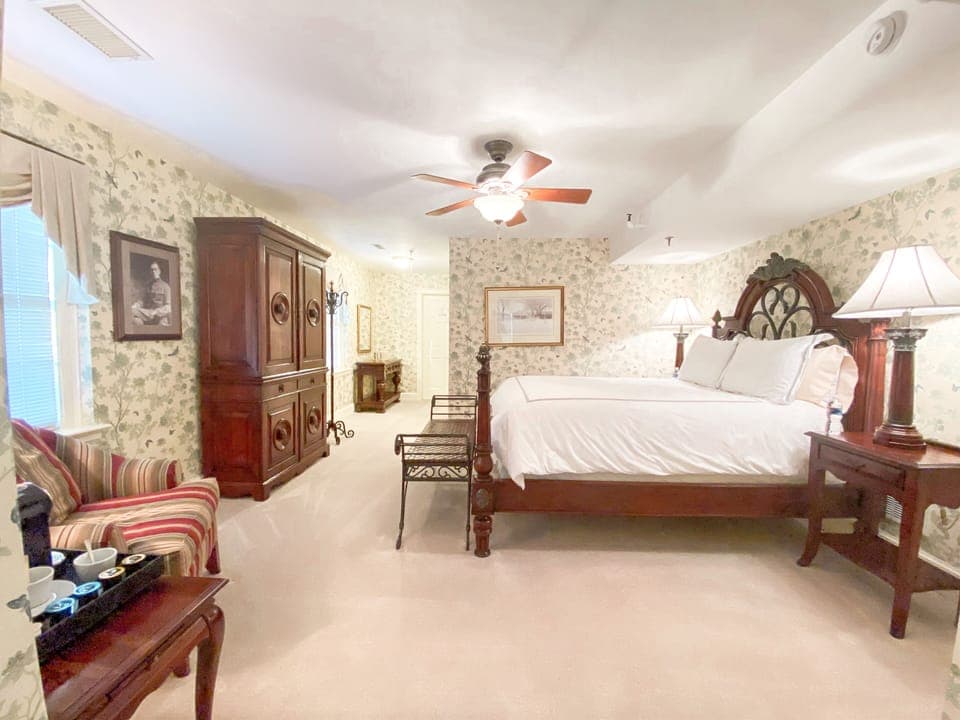 Marshall Queen Bed | 1 bedroom, free WiFi, bed sheets