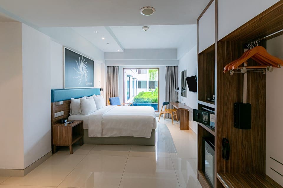 Standard Room, 1 Queen Bed, Accessible (with Free Breakfast) | Minibar, in-room safe, desk, blackout drapes