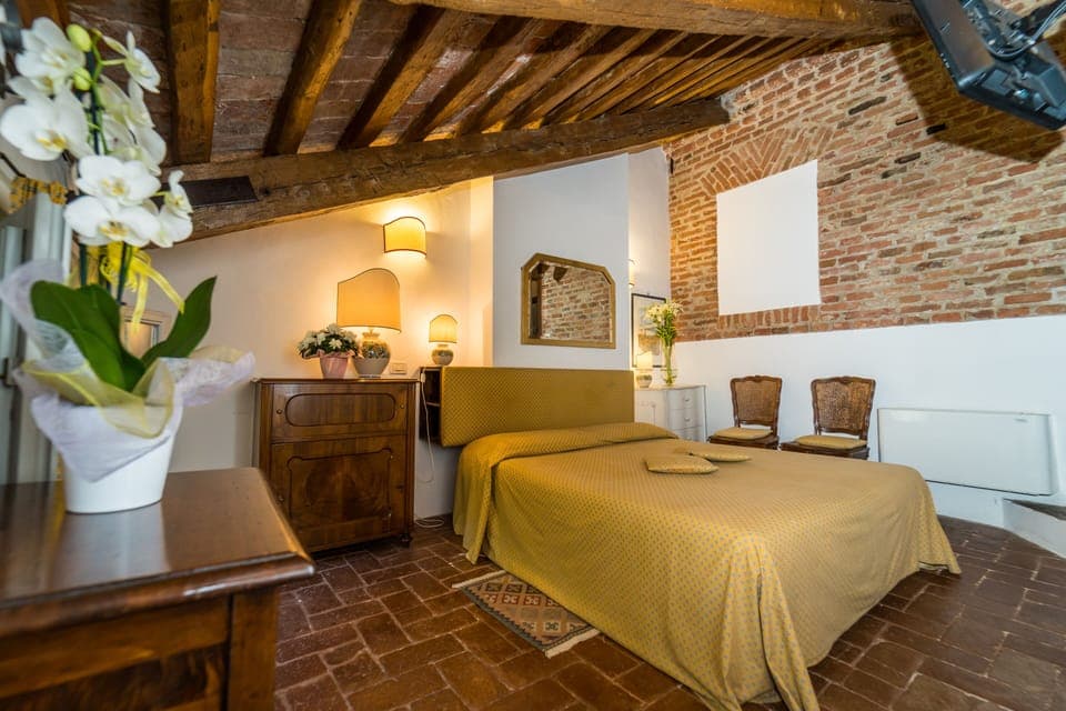 Comfort Double Room | Individually furnished, bed sheets