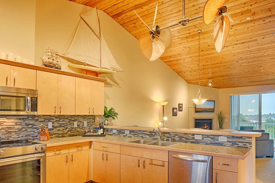 Luxury Condo, 2 Bedrooms, Resort View | Private kitchen | Fridge, microwave, coffee/tea maker