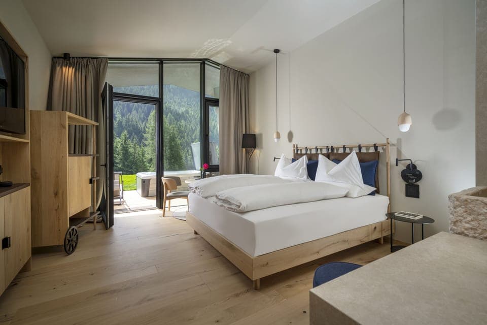 Deluxe Suite, Mountain View | Premium bedding, down comforters, Select Comfort beds, minibar