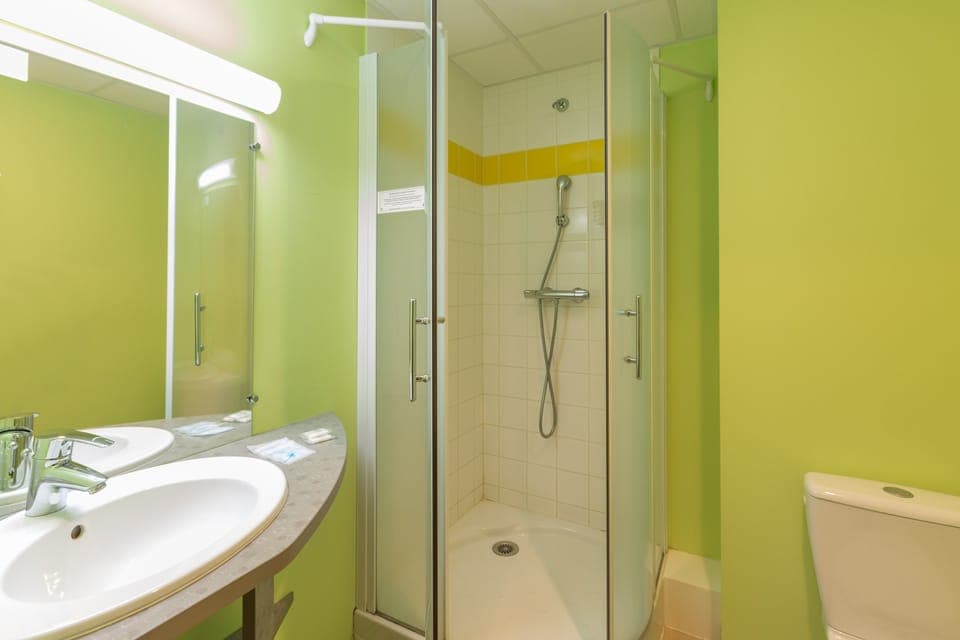 Double Room, Non Smoking | Bathroom | Shower, free toiletries, hair dryer, towels
