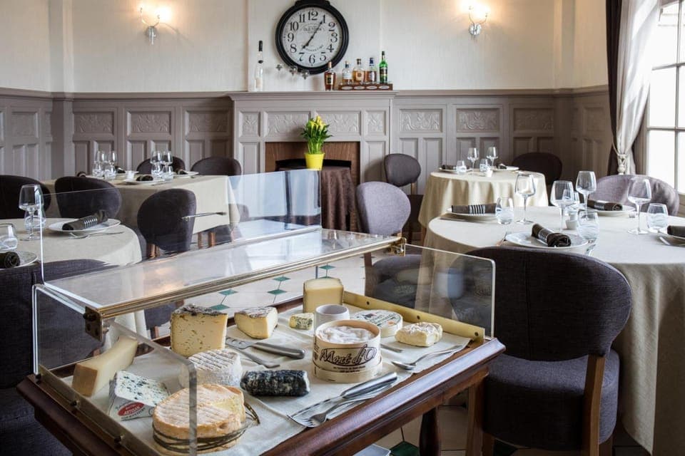 Lunch and dinner served, Regional cuisine