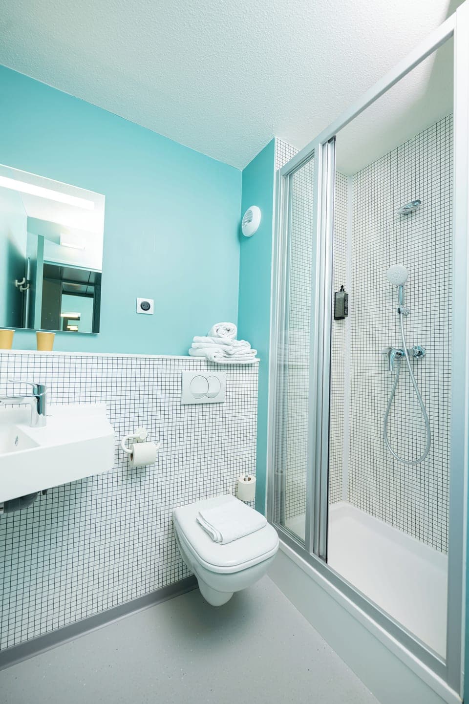 Shower, eco-friendly toiletries, towels