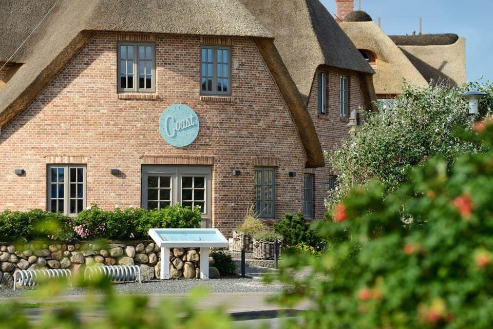 Breakfast and dinner served, international cuisine