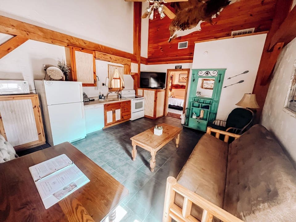 Sweetwater | Private kitchen | Microwave, coffee/tea maker