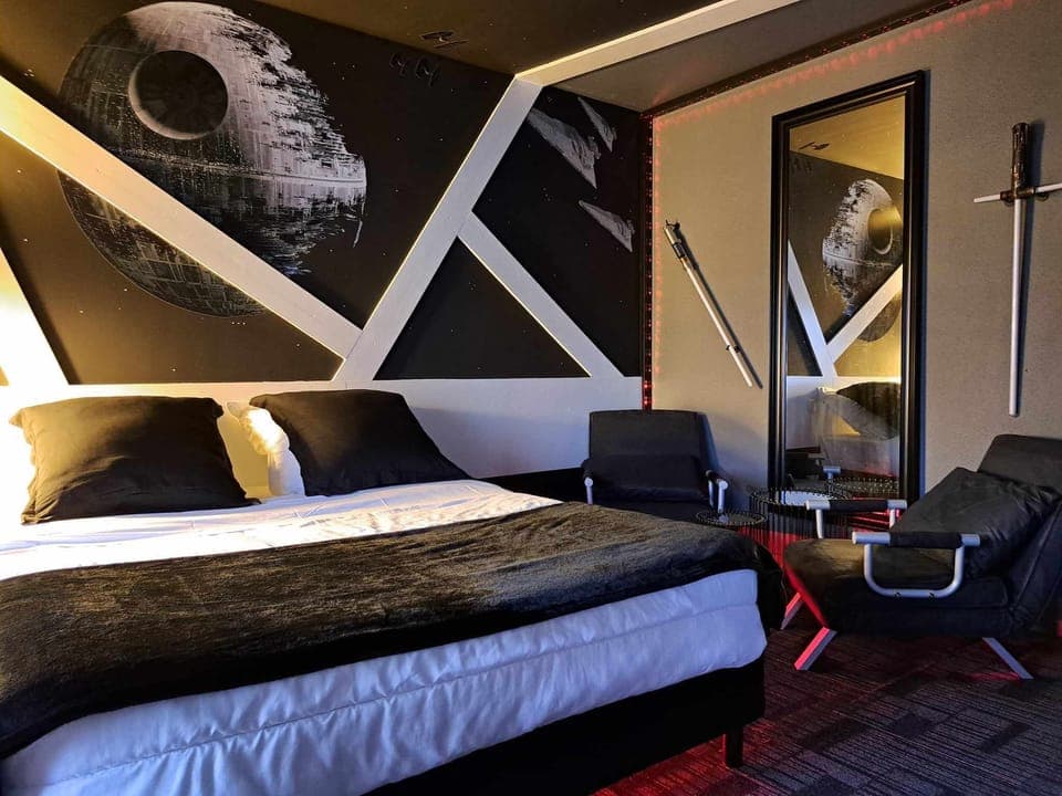 Signature Room | Soundproofing, iron/ironing board, free WiFi, bed sheets