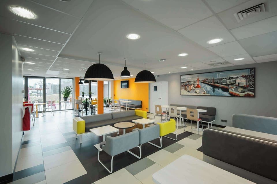 Daily buffet breakfast (EUR 7.5 per person)