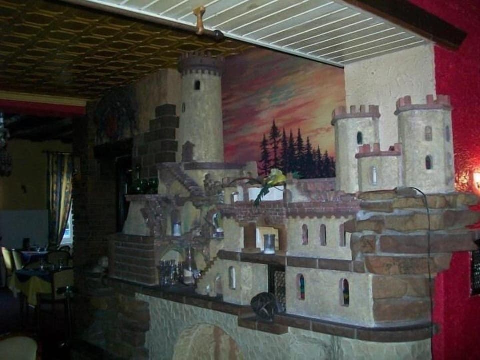 Lunch and dinner served, French cuisine