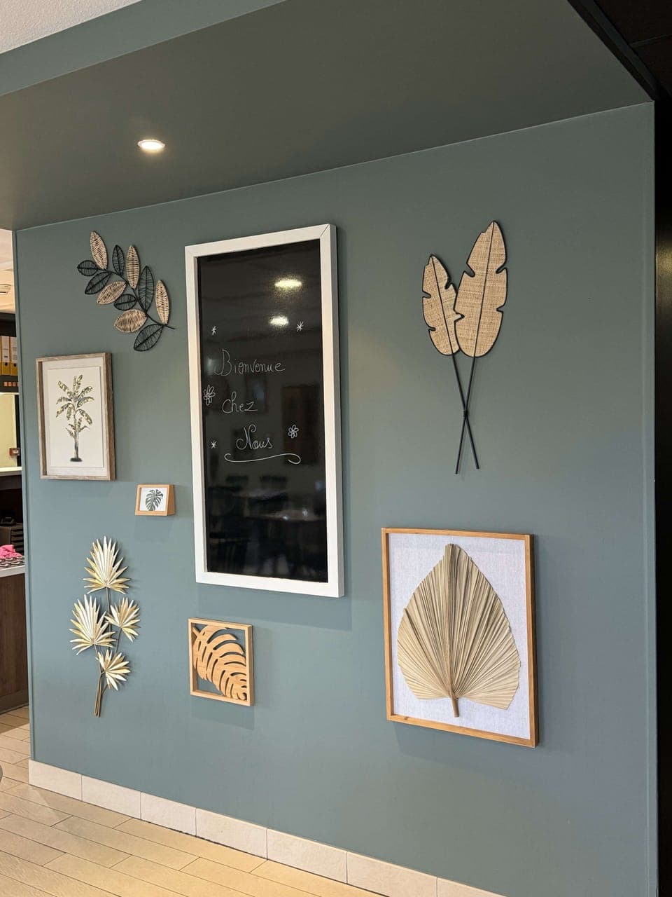 Lunch and dinner served, French cuisine