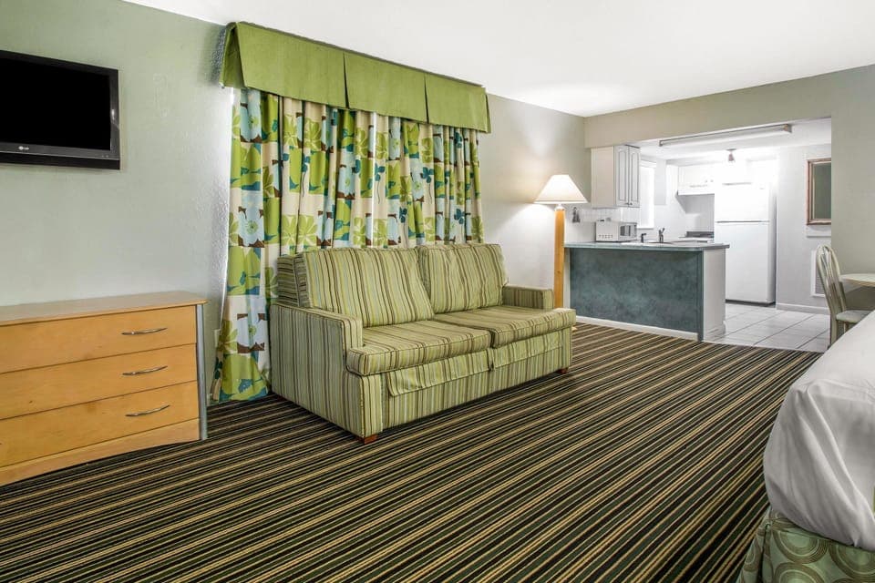 Desk, laptop workspace, iron/ironing board, free WiFi