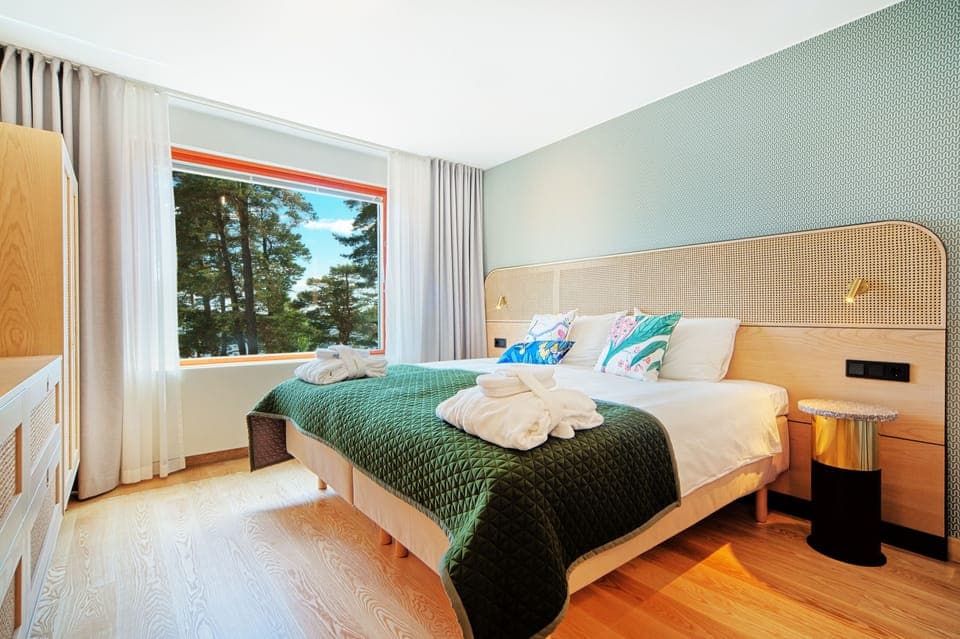 Suite | Minibar, desk, free cribs/infant beds, free WiFi