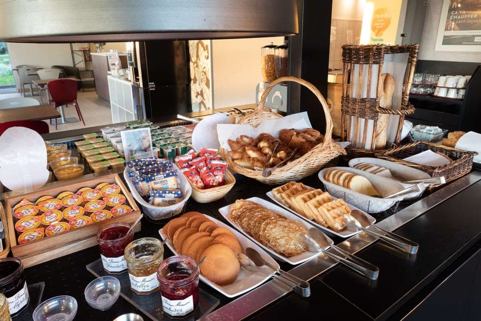 Daily cooked-to-order breakfast (EUR 13.9 per person)