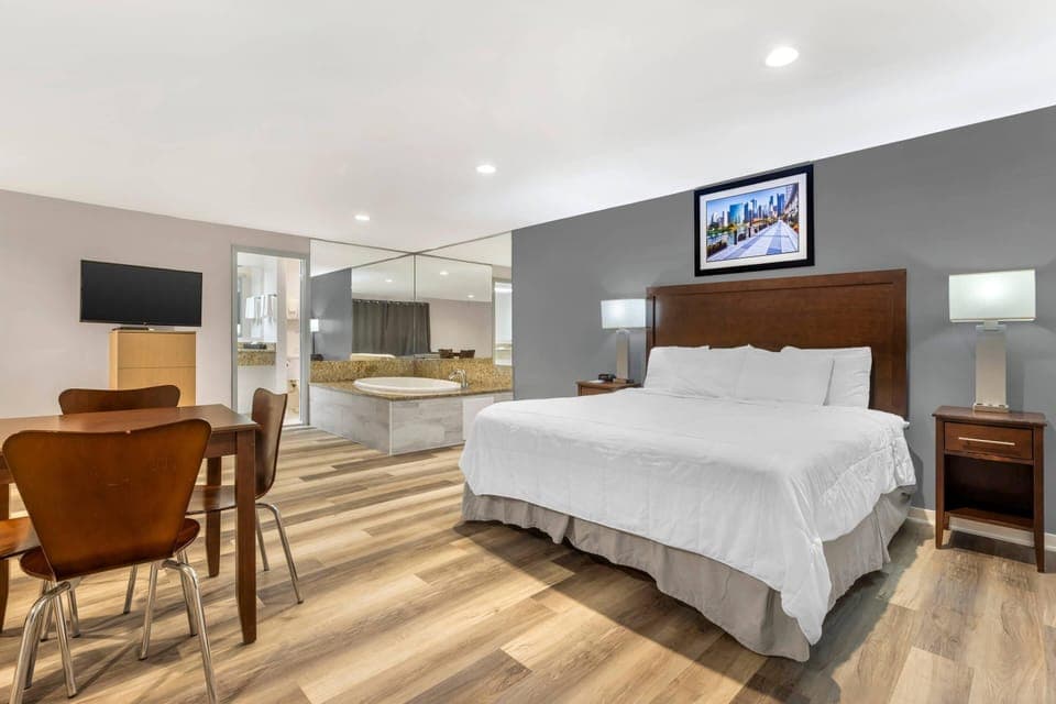 Suite, 1 King Bed, Non Smoking | Cribs/infant beds, free WiFi, bed sheets