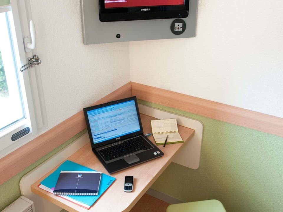 Individually furnished, desk, free WiFi, bed sheets