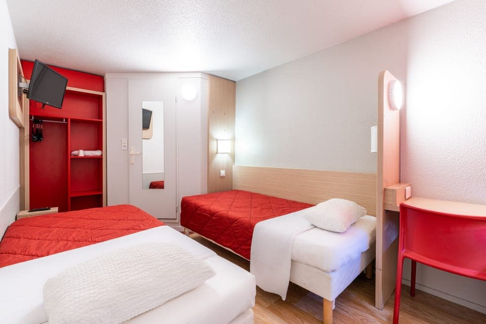 Standard Room, 2 Twin Beds | Premium bedding, desk, bed sheets