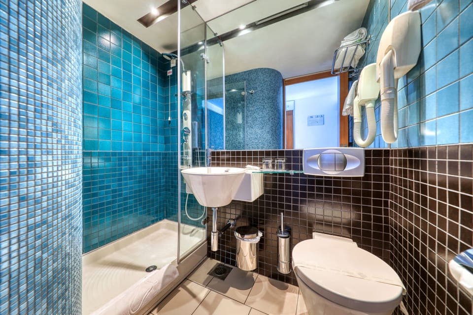 Superior Double Room, Balcony (Sea View) | Bathroom | Free toiletries, towels, soap, shampoo
