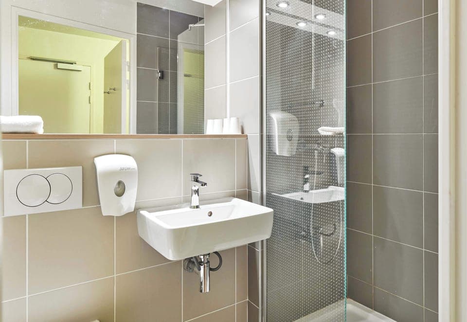 Shower, eco-friendly toiletries, towels