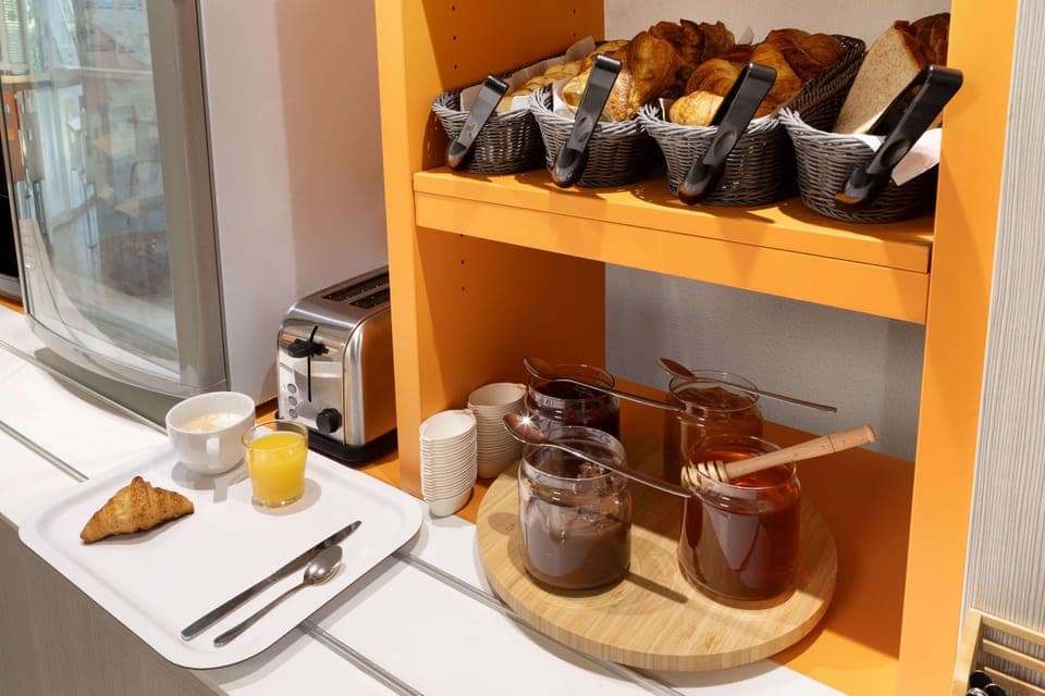 To-go breakfast on weekdays (EUR 6.90 per person)