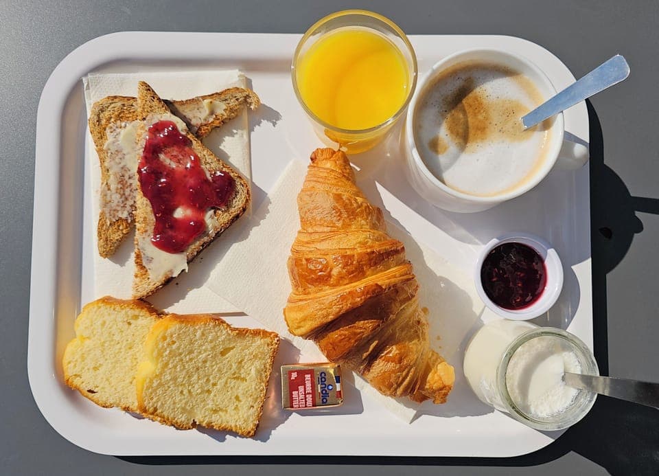 Daily cooked-to-order breakfast (EUR 6.50 per person)