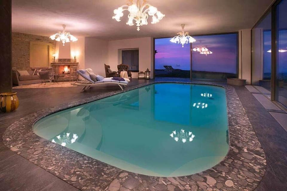 Indoor pool, sun loungers