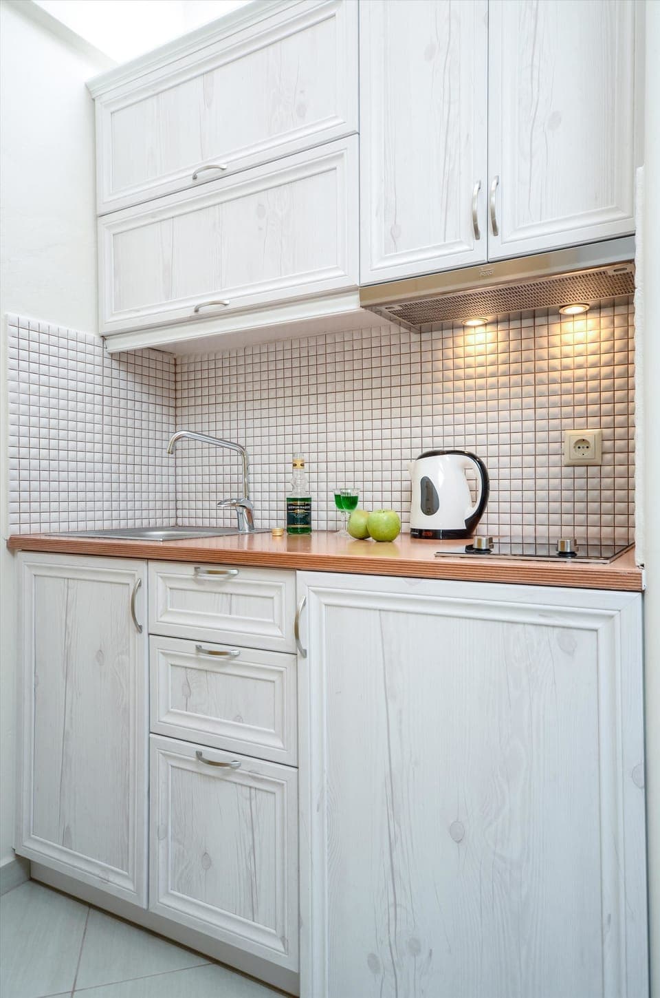 Full-size fridge, stovetop, coffee/tea maker, electric kettle