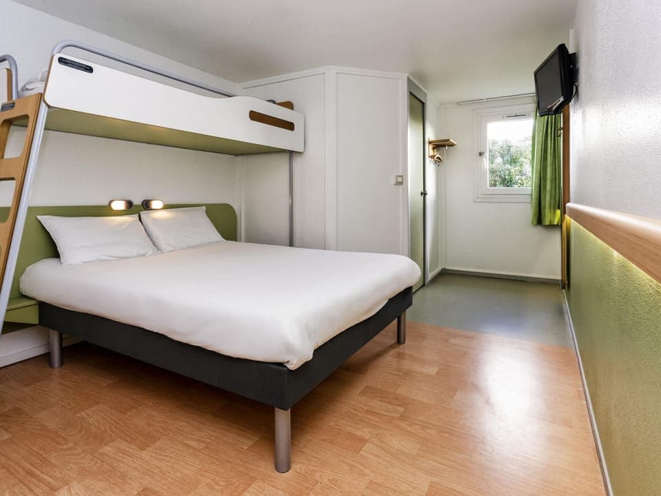Triple Room, Multiple Beds | Premium bedding, desk, free WiFi, bed sheets