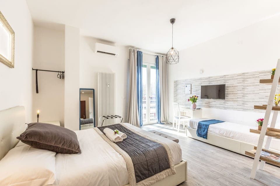 Executive Suite | Egyptian cotton sheets, premium bedding, down comforters, minibar