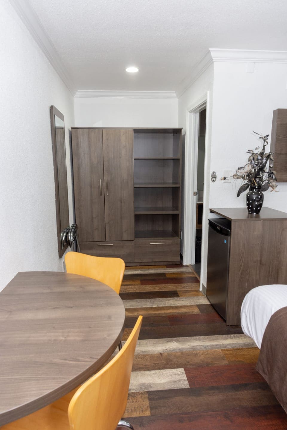 Frette Italian sheets, premium bedding, memory foam beds, desk