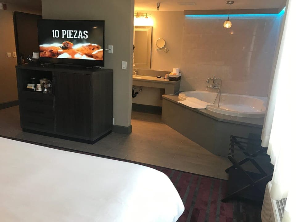 Luxury Room, 1 King Bed, Non Smoking, Jetted Tub | Premium bedding, desk, blackout drapes, iron/ironing board