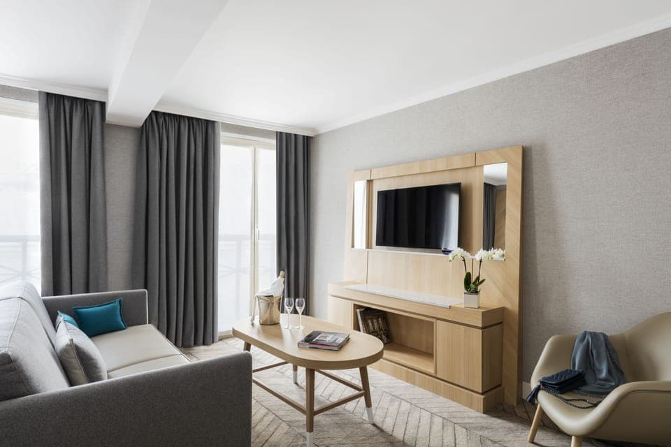 Junior Suite | In-room safe, individually decorated, individually furnished, desk