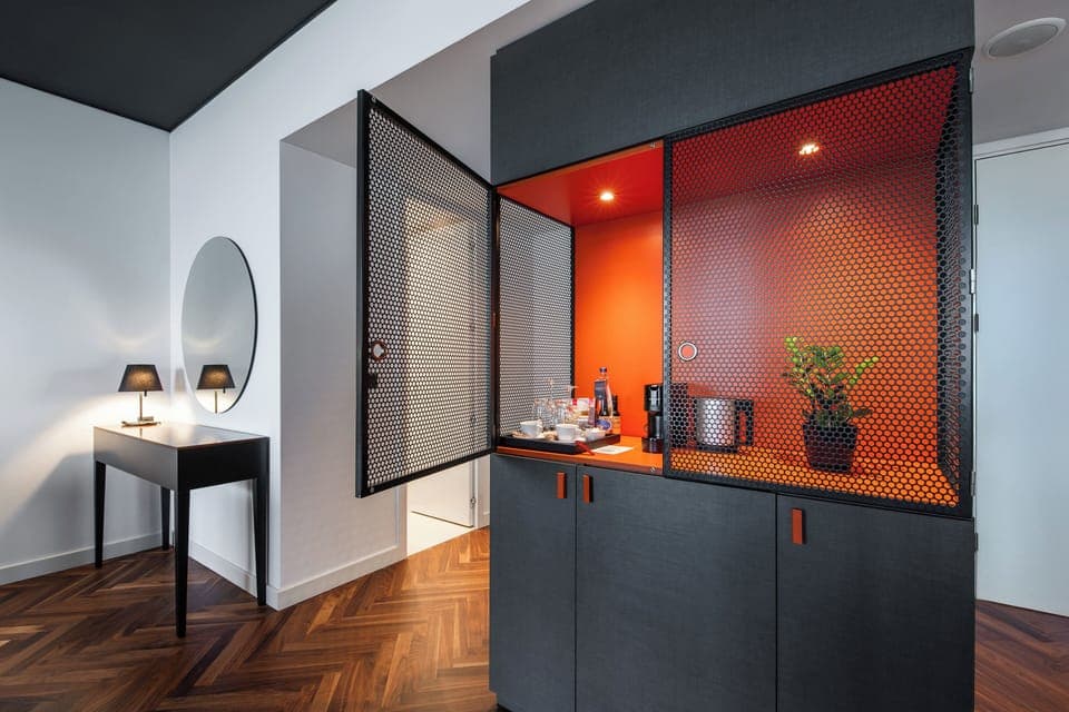 Suite (Diplomatic) | Hypo-allergenic bedding, minibar, in-room safe, desk