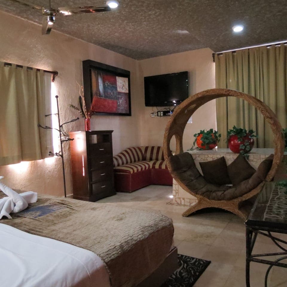 Comfort Room, 1 King Bed, Hot Tub | Desk, free WiFi, bed sheets