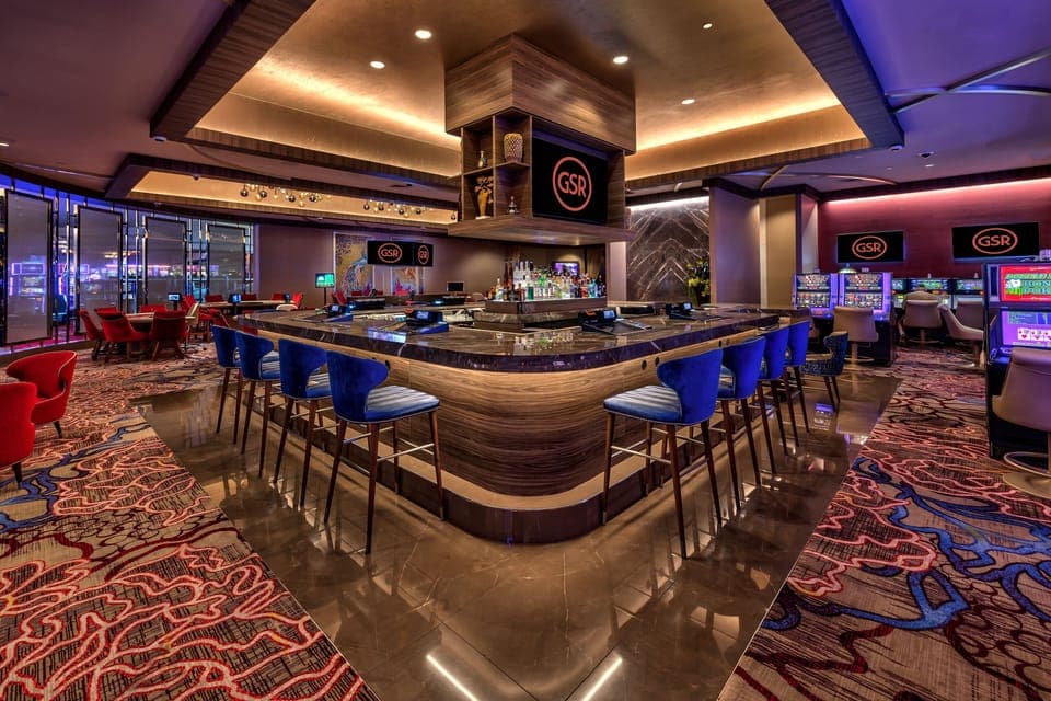 3 bars/lounges, poolside bar