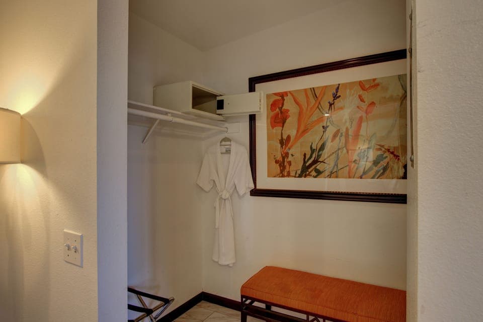 Deluxe Room, 1 King Bed | In-room safe, free WiFi, bed sheets