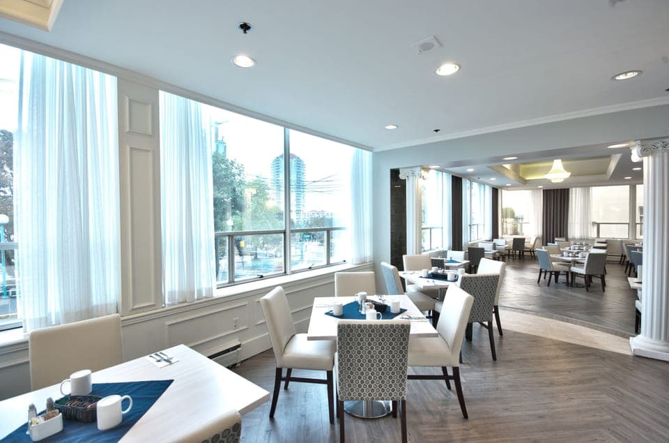 3 restaurants, breakfast served