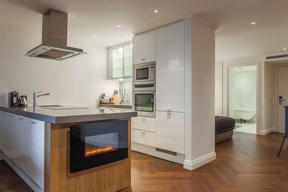 Studio, 1 Queen Bed (The House) | Egyptian cotton sheets, hypo-allergenic bedding, in-room safe