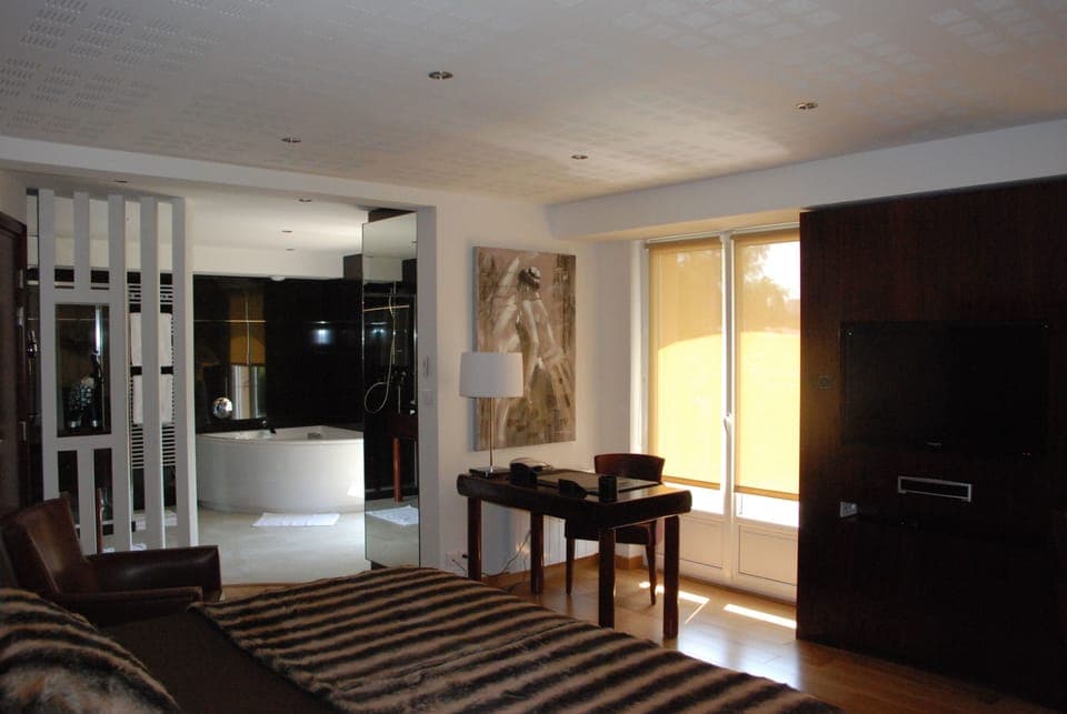 Suite | Desk, soundproofing, free WiFi, bed sheets