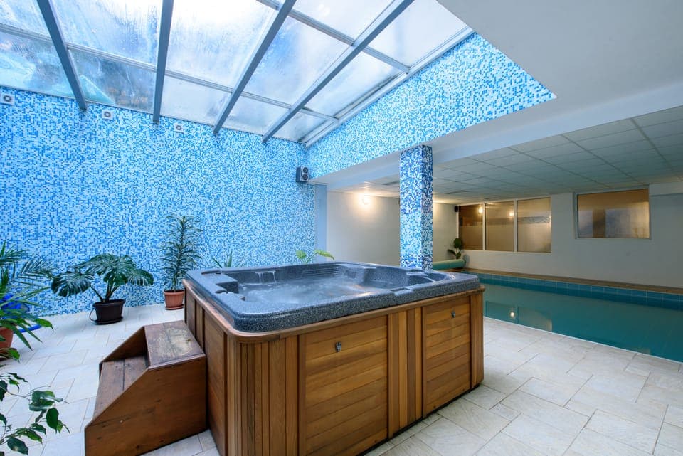 Couples treatment rooms, hot stone massages, deep-tissue massages