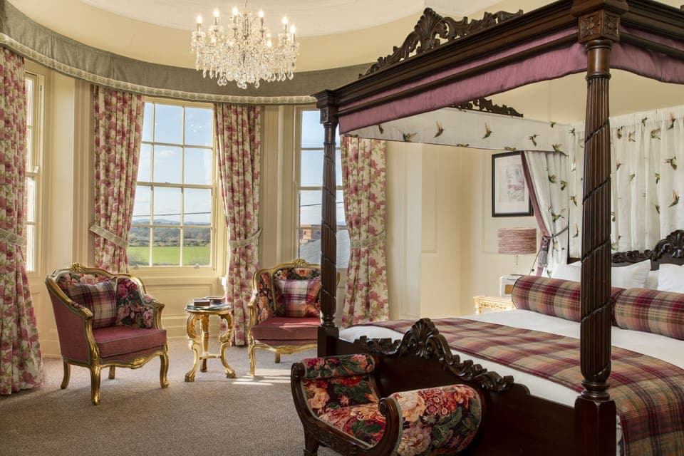 Deluxe Four Poster Room | Individually decorated, individually furnished, desk, blackout drapes