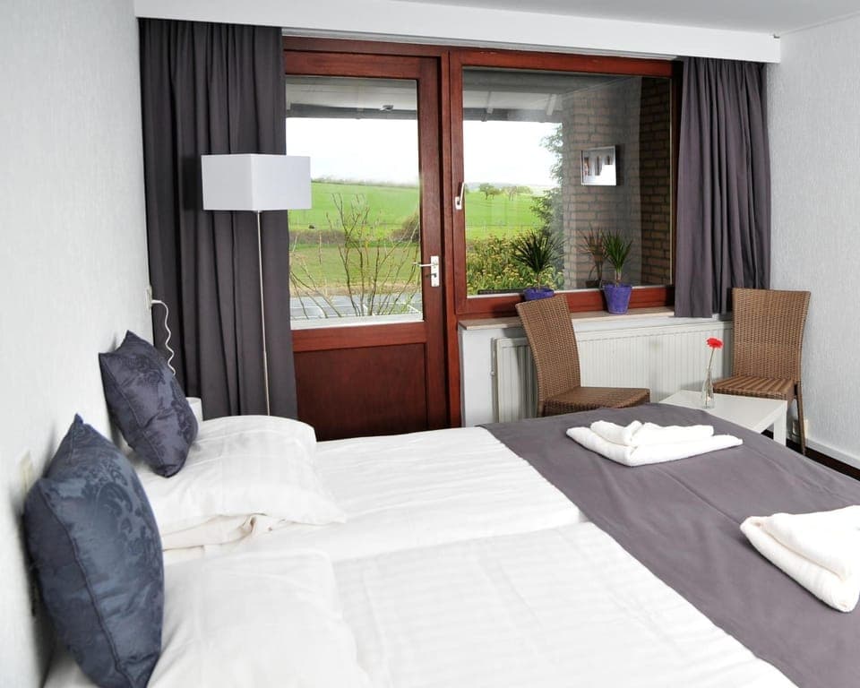 Desk, rollaway beds, free WiFi